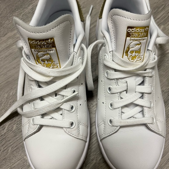 Adidas Stan Smith in Metallic Gold - Picture 5 of 7